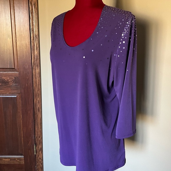 Susan Graver liquid knit scoop neck top with border sparkles - Picture 12 of 16